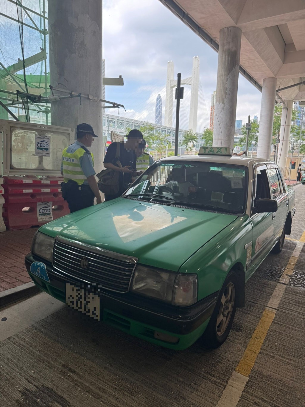 警方在落馬洲票控3名拒載司機。警方圖片