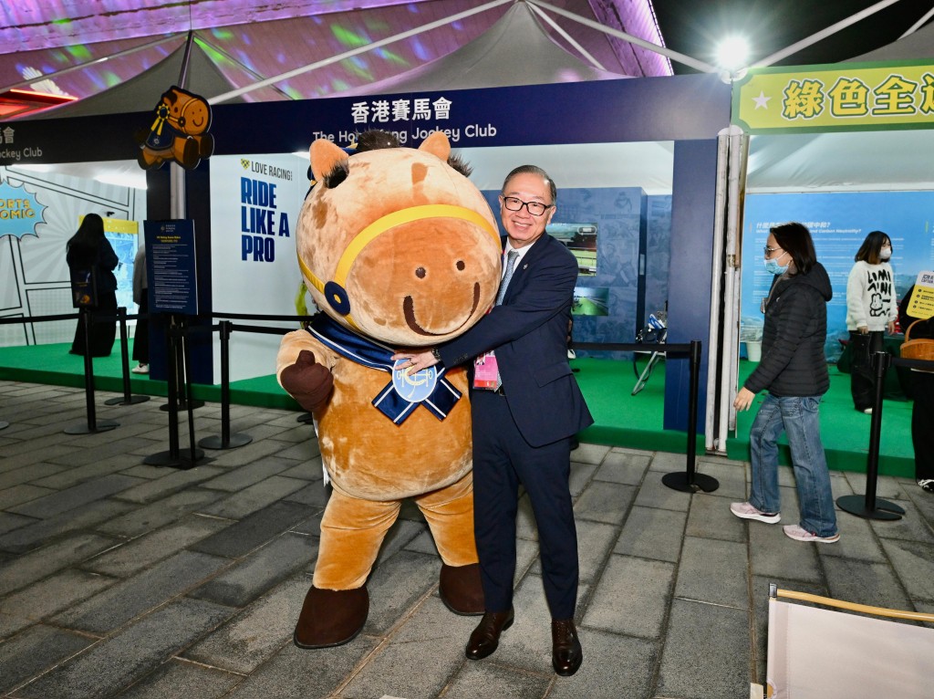 廖長江到訪場外的比賽村。香港賽馬會圖片