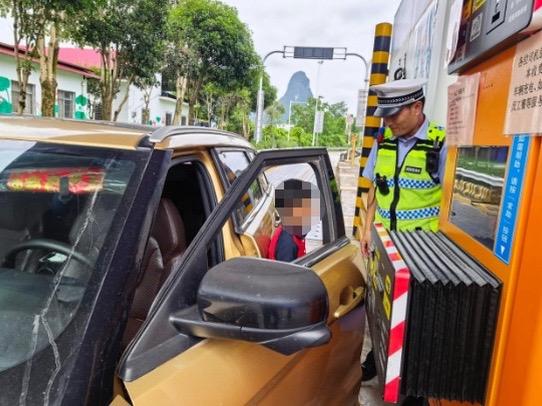 駕大膽車的12歲童,謊稱患矮小症但其實已成年。桂林交警 駕大膽車的12歲童,謊稱患矮小症但其實已成年。桂林交警