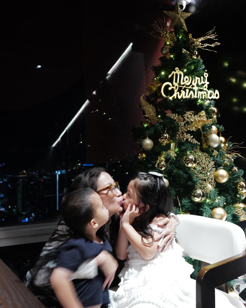 杨紫琼与家人过圣诞。