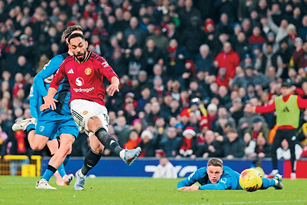 馬菲奧斯根夏（紅衫）近射得手，為曼聯射入第4球。