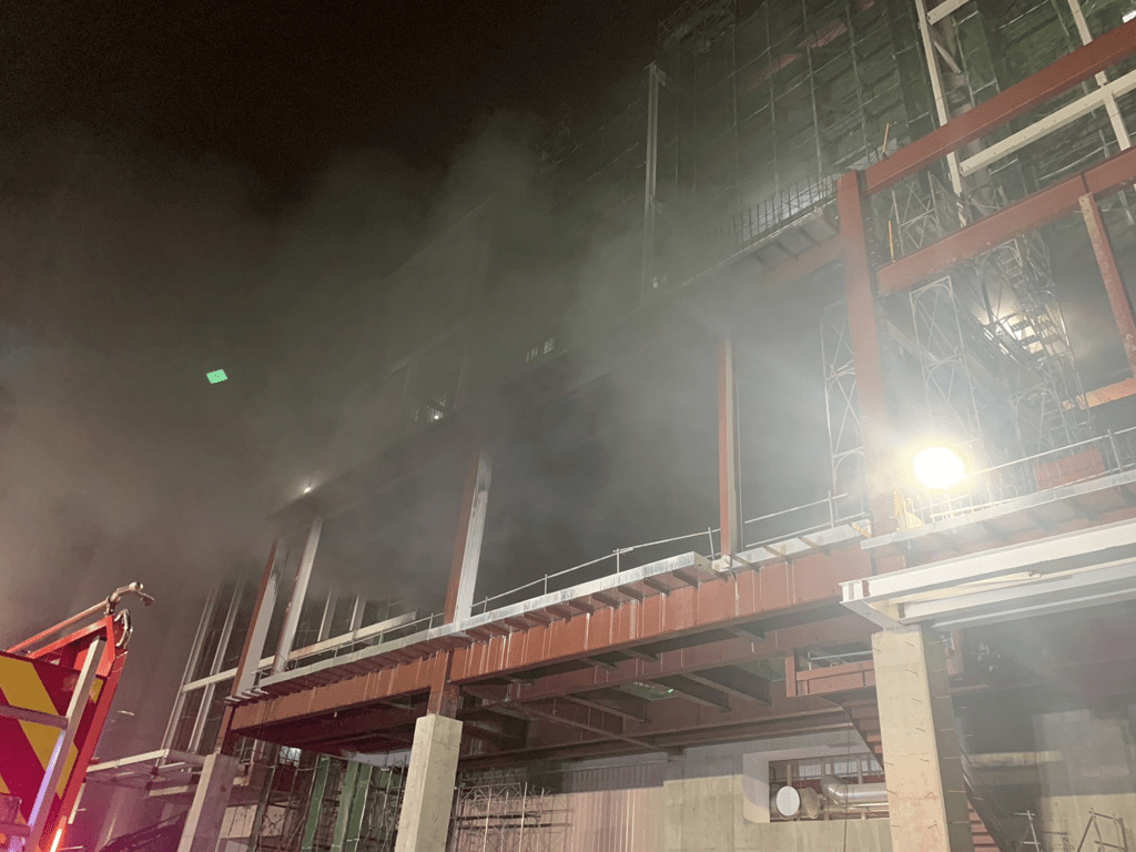 台积电六厂传火警 竹南科学园区厂房工地窜出黑烟。中时