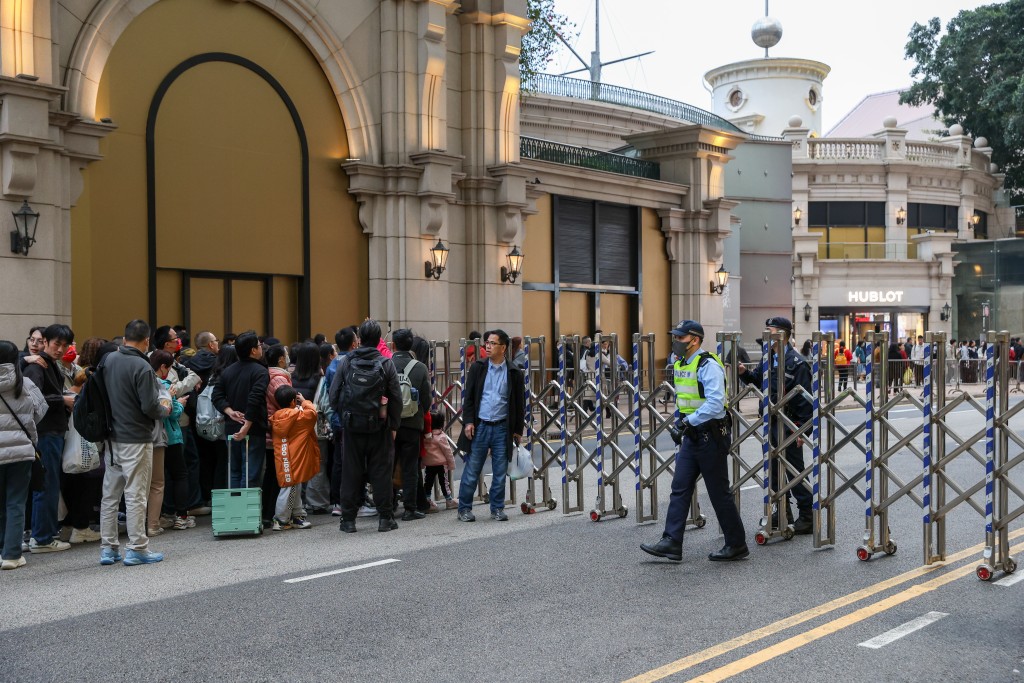 警員在廣東道架設閘門分隔到場的市民及遊客。