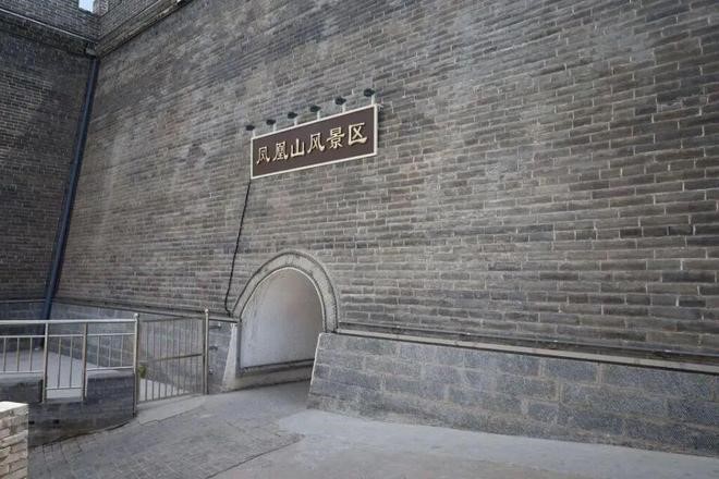 取代古城墙的仿古建筑。澎湃新闻 取代古城墙的仿古建筑。澎湃新闻