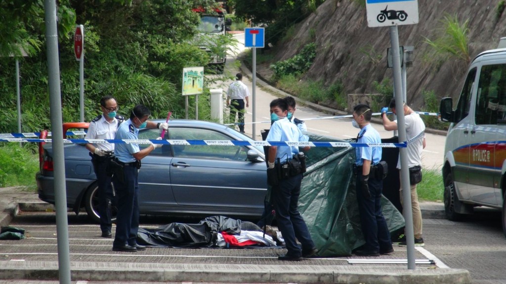 死者在大坳門路近布袋澳村附近引水道一大樹上吊頸。