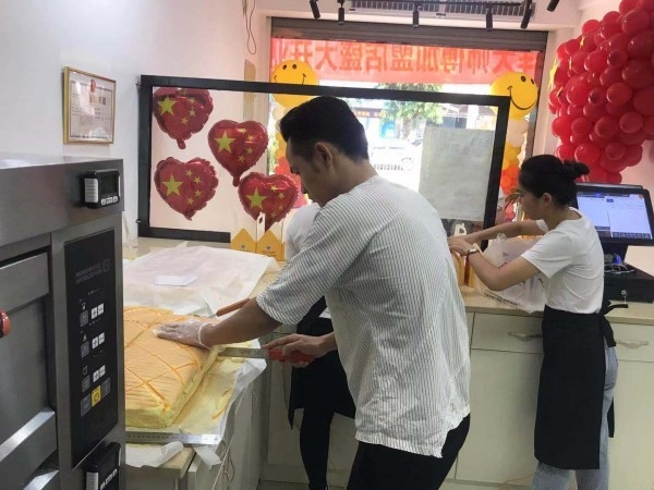 連鎖麵包店「南洋大師傅」店內師傅在製作蛋糕。