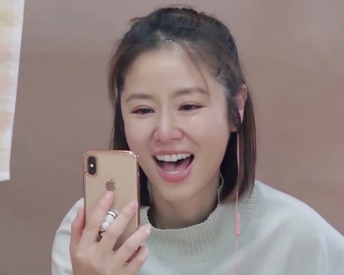 林心如流住眼淚都要笑著哄女兒。（網圖）