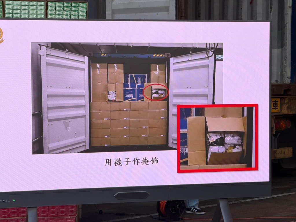 海關打開檢查，發現第一層貨物是襪子，下層則為大批私煙。