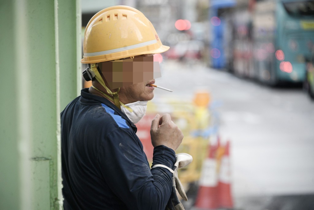 香港建造商會聯同8個業界團體今日(16日)發布《建造業工地禁煙實務指引》,提出8項一般守則。資料圖片/劉駿軒攝 香港建造商會聯同8個業界團體今日(16日)發布《建造業工地禁煙實務指引》,提出8項一般守則。資料圖片/劉駿軒攝