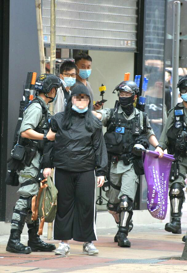 警方拘捕一名女子。