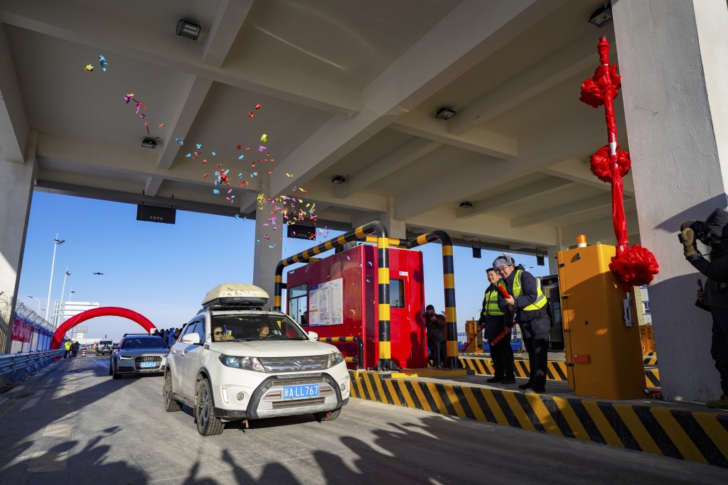 界最長高速公路隧道「天山勝利隧道」昨日正式通車。新華社