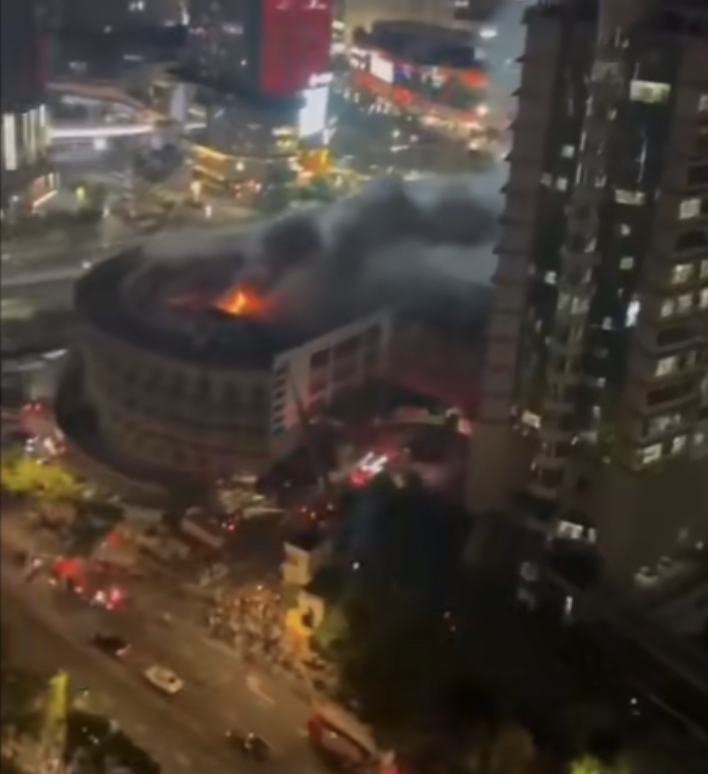 寧波市第三醫院發生火災，建築物內有明火竄出，冒出大量濃煙。