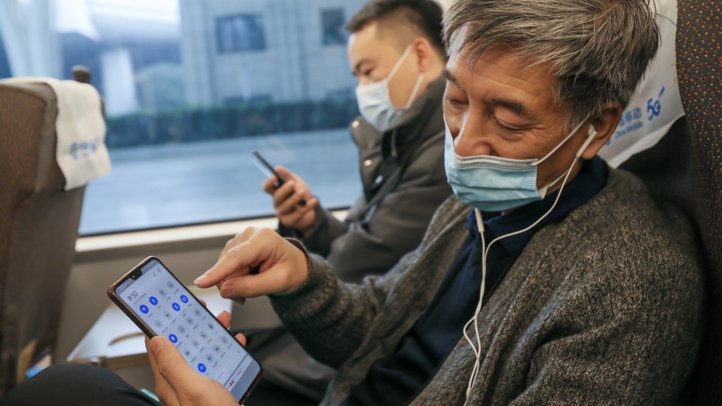 乘客在「靜音車廂」內將手機調至震動模式。 新華社