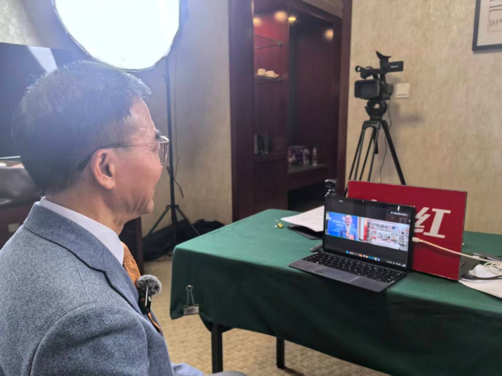 通過螢幕,作者見到了來自北京的小記者李雨桐,她代表全國各地的孩子提出發問。(作者提供) 通過螢幕,作者見到了來自北京的小記者李雨桐,她代表全國各地的孩子提出發問。(作者提供)