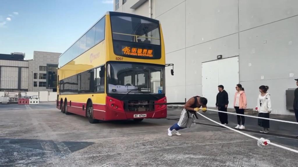羅浩銘公開排練時車上沒有司機的影片。 羅浩銘公開排練時車上沒有司機的影片。