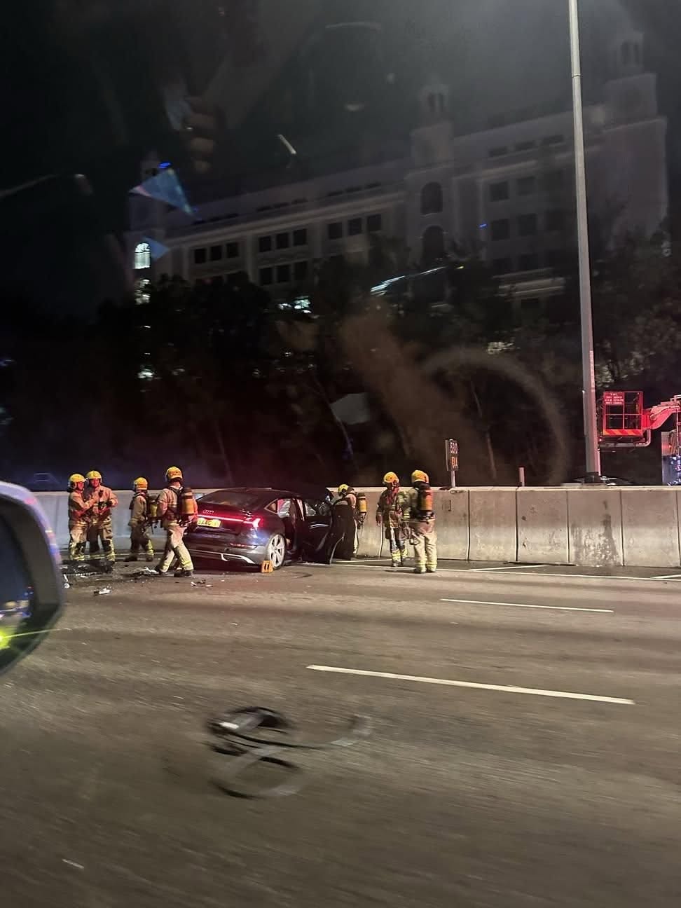 其中一輛私家車車頭冒出火光。網上圖片