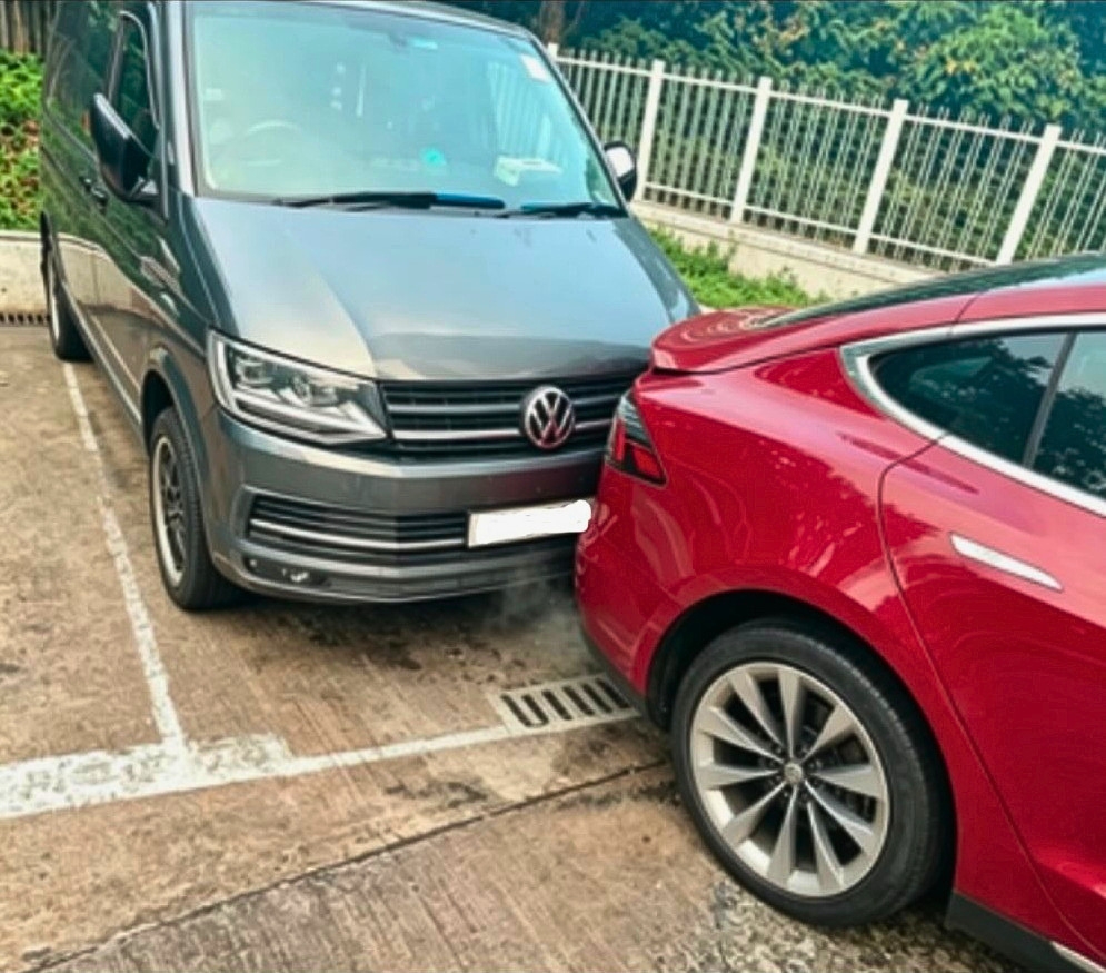 單看圖片,可見Tesla倒車時撞到Jackson的座駕,但事後發現屬AI生成相片。(網上相片) 單看圖片,可見Tesla倒車時撞到Jackson的座駕,但事後發現屬AI生成相片。(網上相片)