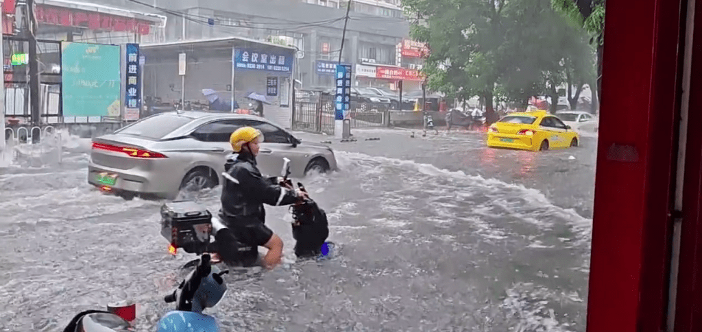 廣東暴雨下，市面的情況。