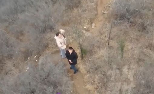 腿残男大生因爬高脚软要召消防抬回地面。小莉帮忙