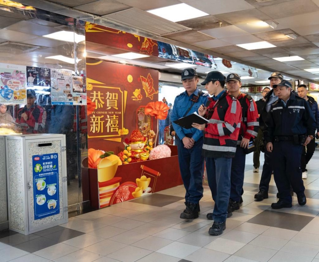 消防處人員則主動檢視處所和持牌食肆内的消防安全。 消防處人員則主動檢視處所和持牌食肆内的消防安全。