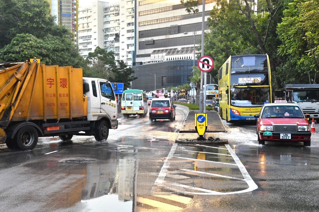 小西灣道來回4條行車線被淹浸。徐裕民攝