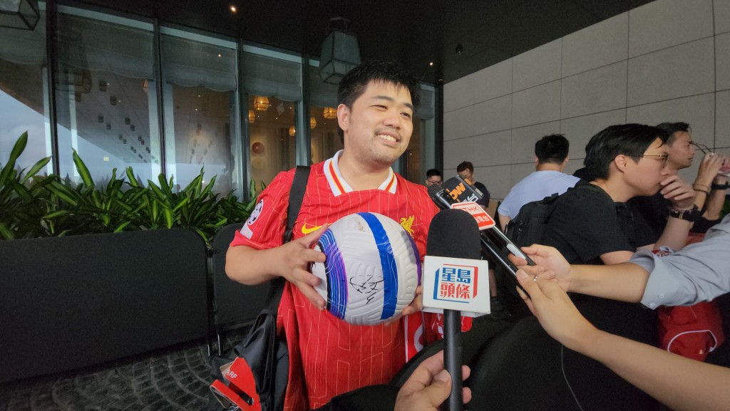 支持了利物浦約7年的球迷陳先生,則獲雲迪克在足球上簽名。 支持了利物浦約7年的球迷陳先生,則獲雲迪克在足球上簽名。