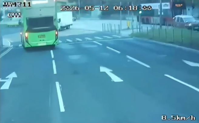 貨車在對面由寶琳路右轉入寶達邨。網片截圖
