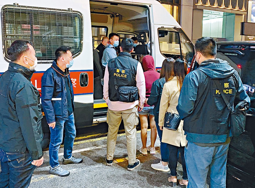 警方搗破中環利源西街一家無牌樓上吧,拘捕負責人在內的四名菲籍女子。