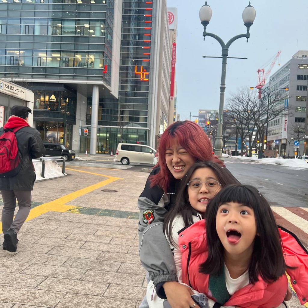 贾静雯的三个女儿玩得好开心。