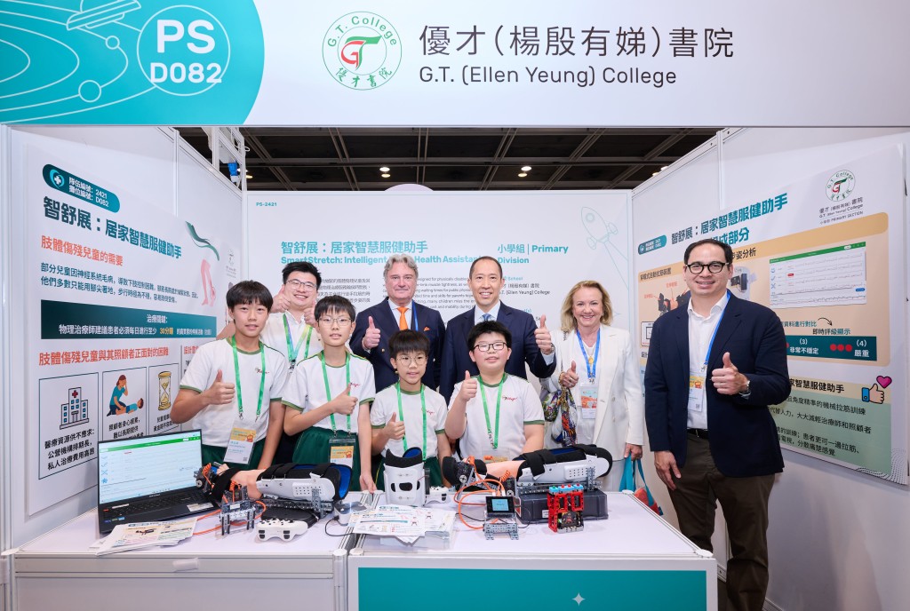 創新科技及工業局局長孫東，聯同香港創新基金主席暨信和集團主席黃永光及一眾嘉賓到場與學生交流，支持年輕發明家持續創新。嘉賓們亦欣見市民對航天及人形機械人展品興趣濃厚，反應熱烈。