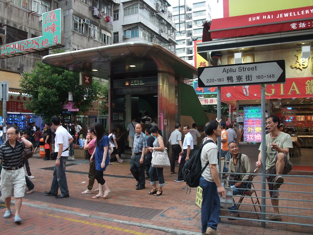 近日,深水埗一間擁有十年歷史的電子產品及音響配件老店傳出轉讓,開出港幣58,888元的頂手費,更附帶大量存貨,事件隨即在網絡上引起關注。 近日,深水埗一間擁有十年歷史的電子產品及音響配件老店傳出轉讓,開出港幣58,888元的頂手費,更附帶大量存貨,事件隨即在網絡上引起關注。