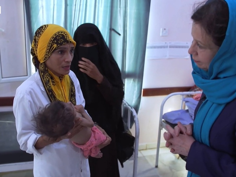 邁赫迪抱起女嬰外形猶如初生嬰兒。BBC截圖
