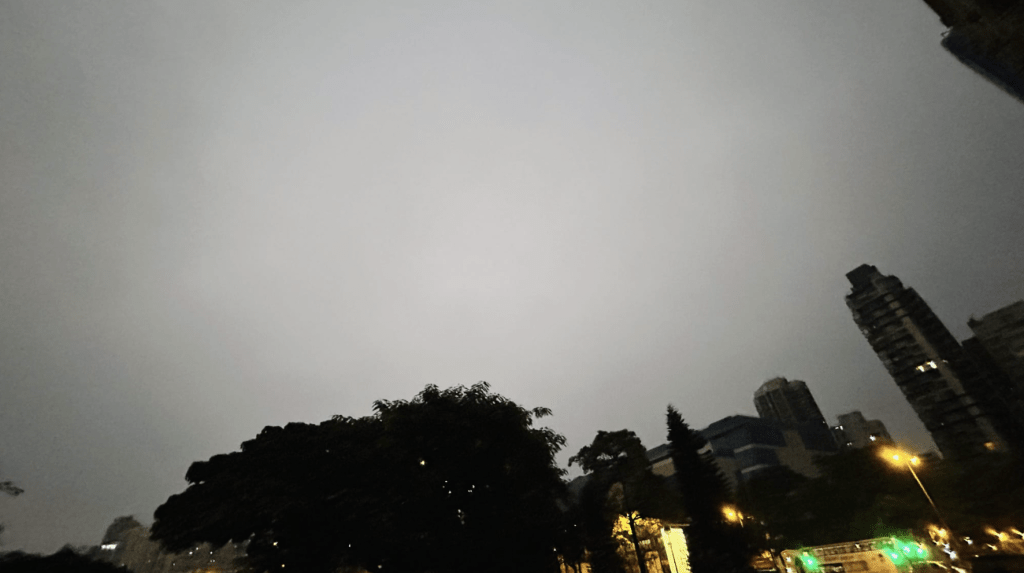 本港地区今日大致多云，早上有几阵雨。蔡楚辉摄