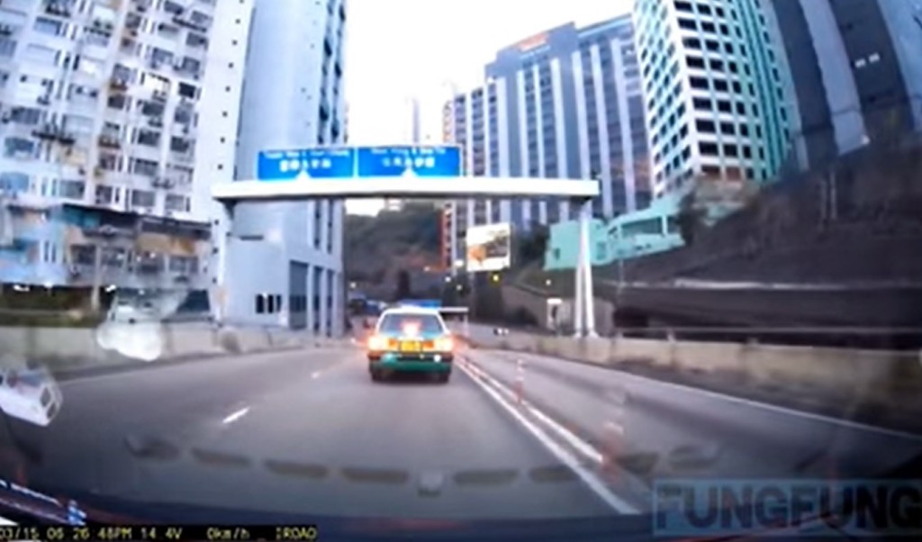 一辆绿的沿德士古道天桥往荃湾行驶。(影片截图)
