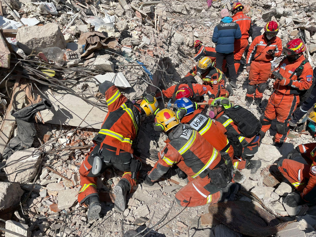 土耳其早前发生7.8级大地震，港府随即派出救援队到场展开救援。消防处fb图片