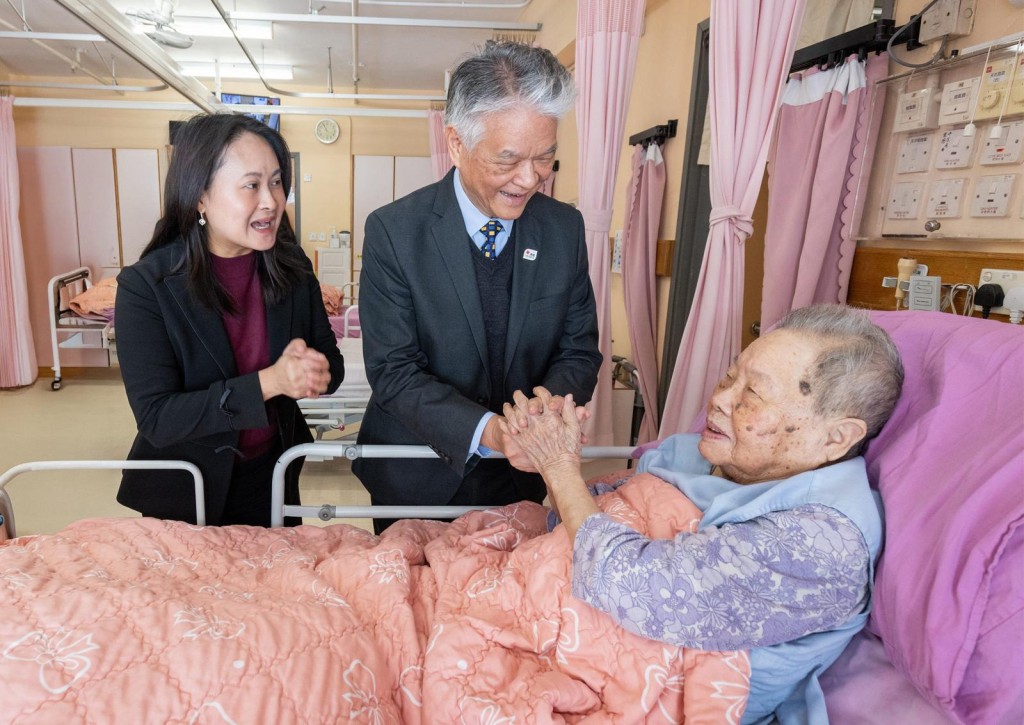 鄭祖瀛（中）特別探訪行動不便的長者，親手送上新年福袋，表達節日關懷。