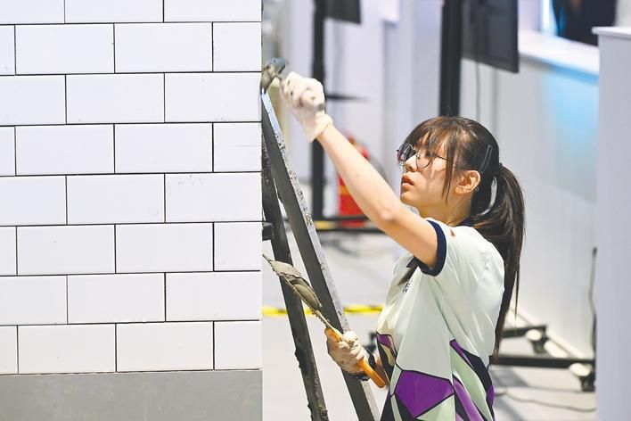 世界技能大賽上,香港戴心怡是舖瓦項目唯一女選手。《湖北日報》 世界技能大賽上,香港戴心怡是舖瓦項目唯一女選手。《湖北日報》