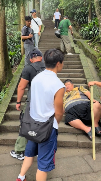 良子一度累躺在楼梯休息。