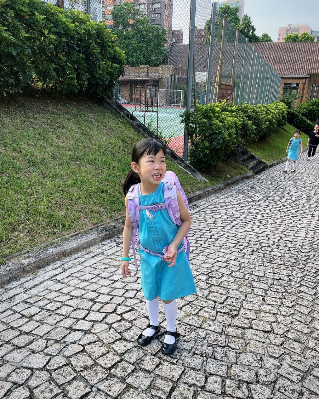 Abby不负妈妈所望，成功就读九龙塘名校玛利诺修院学校（小学部）。