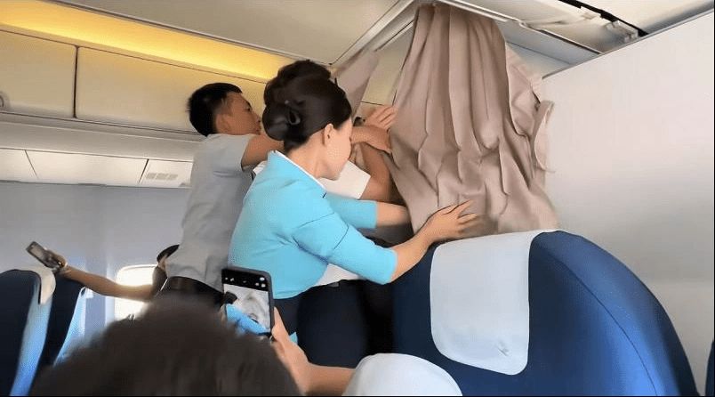 「私生飯」飛機未停穩硬闖商務艙,乘組人員勸阻無果。 「私生飯」飛機未停穩硬闖商務艙,乘組人員勸阻無果。