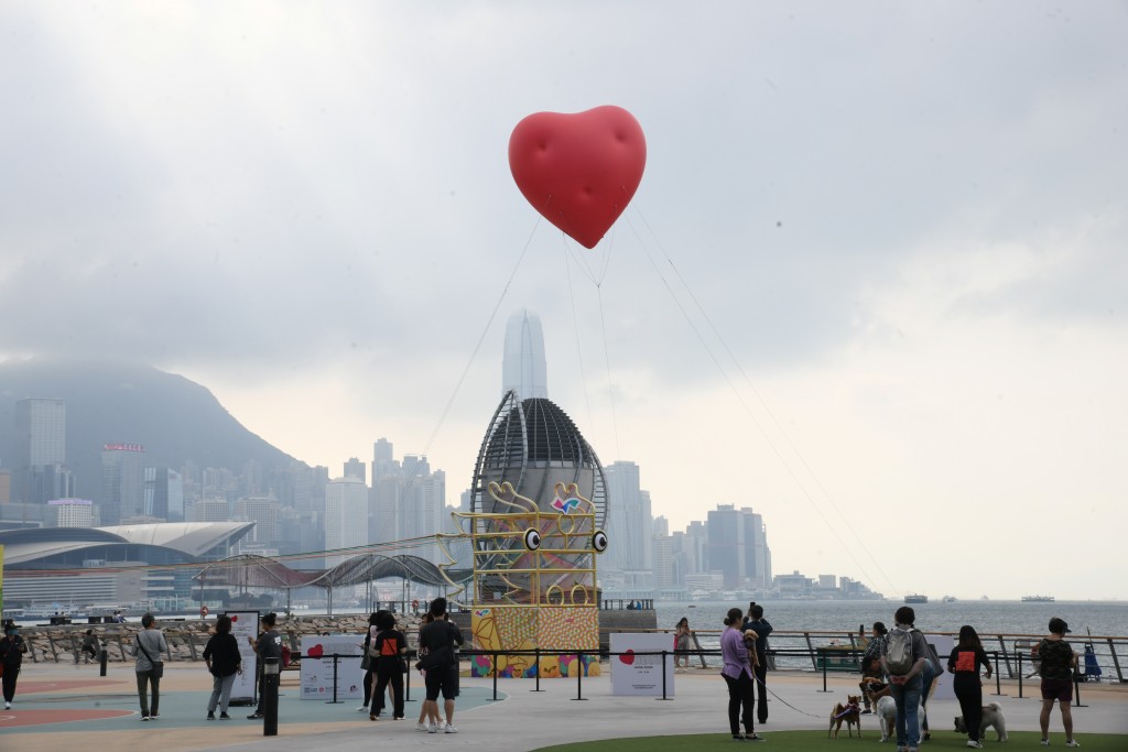  Chubby Hearts巨型飘浮大红心在东岸公园「快闪」活动。何健勇摄