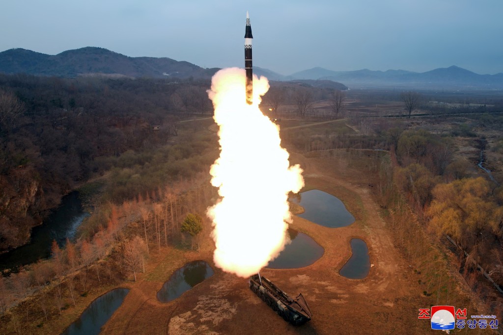 北韓早前試射一枚中長程固體燃料高超音速導彈。路透社