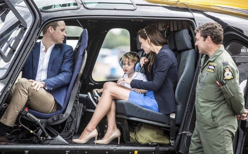 2016年，威廉王子和凯特、乔治现身皇家空军基地，参与一年一度的公开操演并观赏皇家飞行表演。路透社