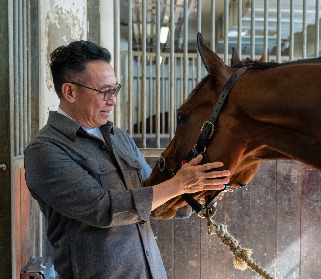 馬主梁錫光視馬王「嘉應高昇」如同自己的家人。　蘇正謙攝