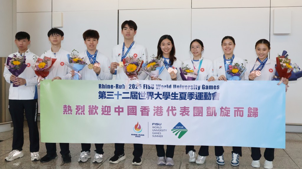 香港乒球隊凱旋回港後在機場合照。徐嘉華攝