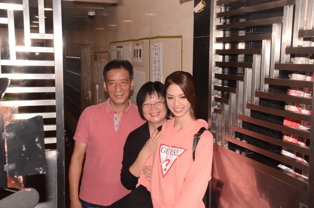 陳曉華近日接受訪問，憶述父母偷偷塞錢給她置裝參選港姐。