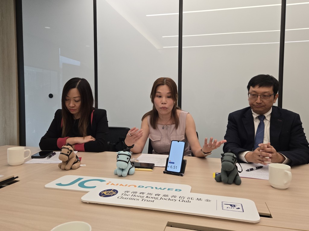 匡智張玉瓊晨輝學校主任譚佩怡(中)，藉着監測汗腺活躍度智能手錶，分析學生最佳學習狀態。高俊謙攝