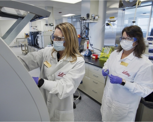 美國藥廠禮來(Eli Lilly)宣布暫停新冠病毒抗體療法的第三階段臨床試驗。AP圖片