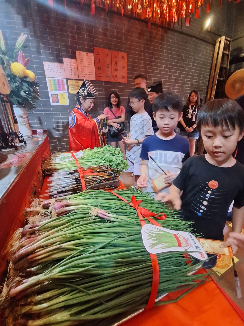 每年開學月,華人廟宇委員會都會舉辦「文昌開筆禮」, 免讓各位學子參拜,延續中華文化。(圖片來源:華人廟宇委員會官網) 每年開學月,華人廟宇委員會都會舉辦「文昌開筆禮」, 免讓各位學子參拜,延續中華文化。(圖片來源:華人廟宇委員會官網)