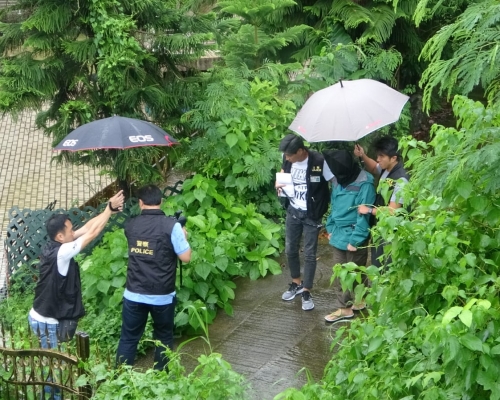 警方押同疑犯重返村屋現場。